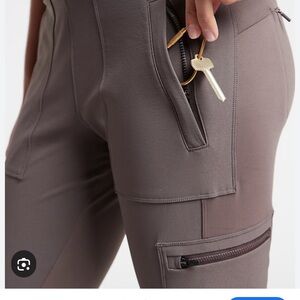 Athleta olive colored Women's headlands hybrid cargo leggings